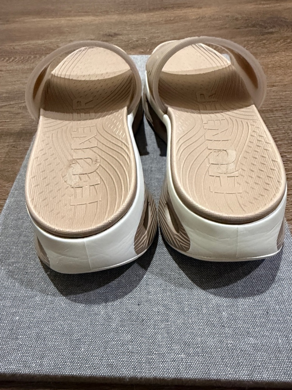 Hunter Geneva Women's Slip-On Casual Slide Sandal in Medium Natural - Picture 9 of 12